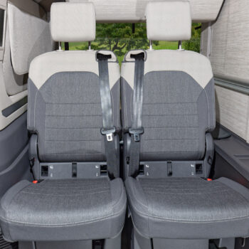 Second Skin Schonbezug Schlafsitz links im VW T7 California , Design "Mèlange Raven/Sandwick".