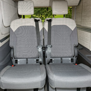 Second Skin Schonbezug Schlafsitz rechts im VW T7 California Design "Bright Dots Raven / Sandwick".