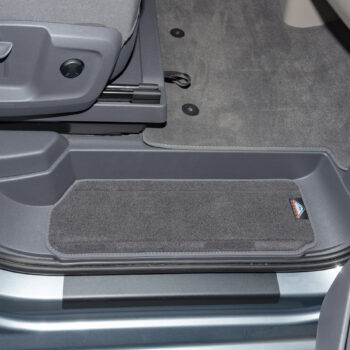 Veloursteppichset für beide Fahrerhaus-Trittstufen VW T7, Design: "Raven"