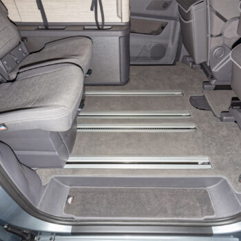 Veloursteppich 2-teilig für die Trittstufen im Fahrgastraum VW T7 California Ocean / Coast, Design: "Raven"