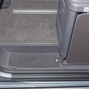 Veloursteppich 2-teilig für die Trittstufen im Fahrgastraum VW T7 California Beach / Multivan, Design: "Raven"
